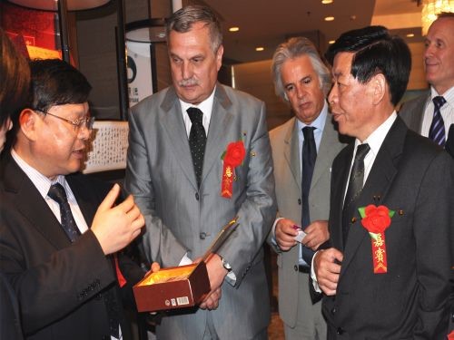 羅馬尼亞湖南黑茶推介會(huì)上，周重旺董事長(zhǎng)在向客商介紹臻藏茯茶_副本